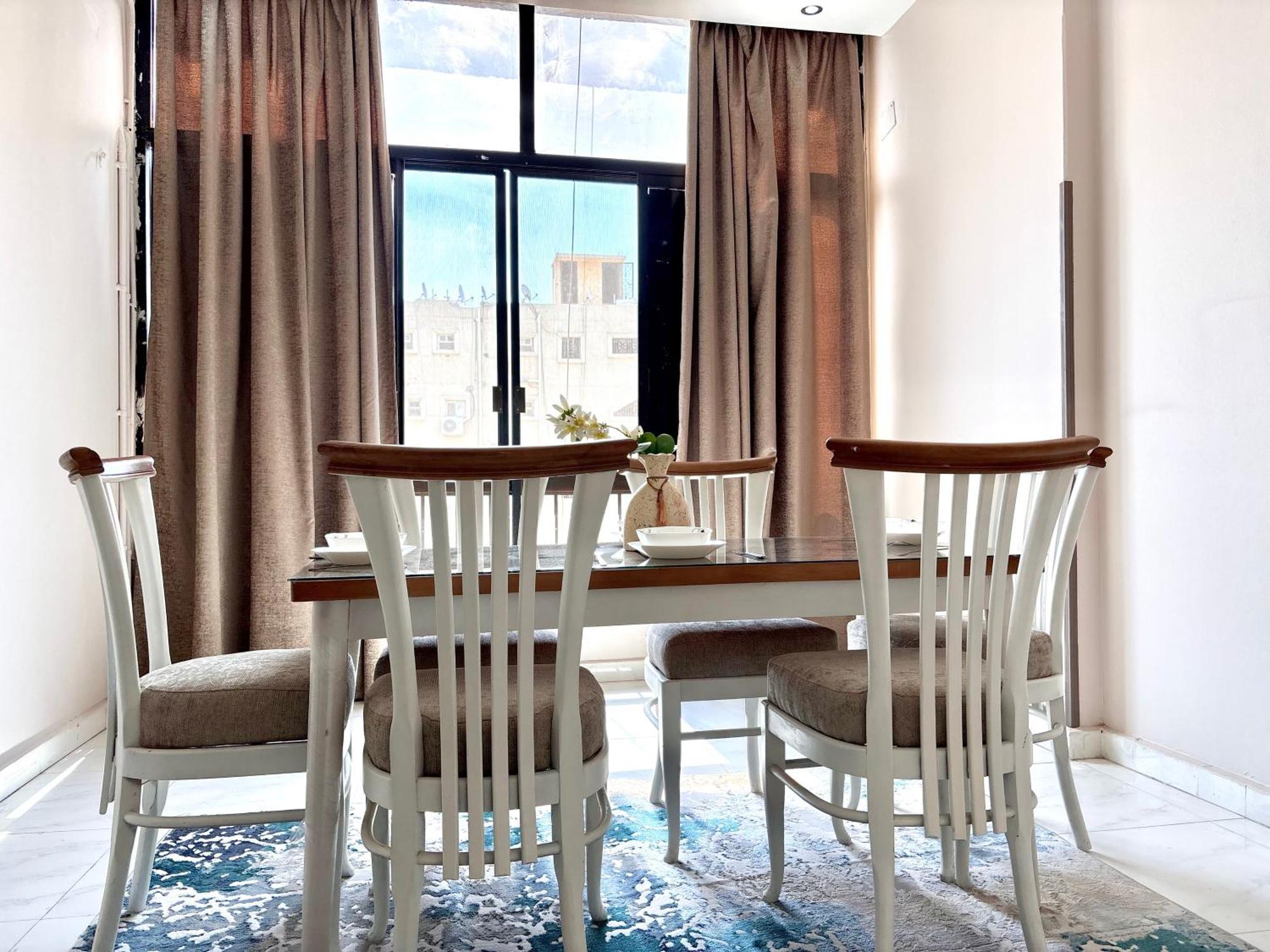 Elite In Mohandseen - Families Only * Il Cairo